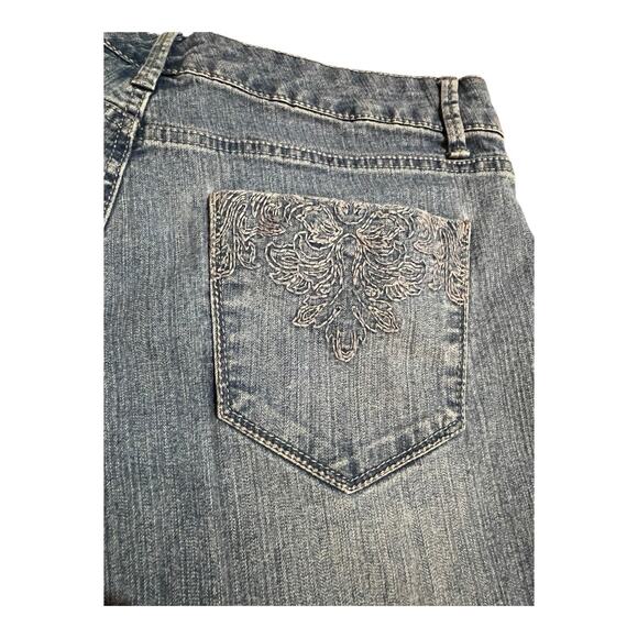 Gloria Vanderbilt Aiden Missy 6 Light Wash Denim Shorts - Picture 2 of 9